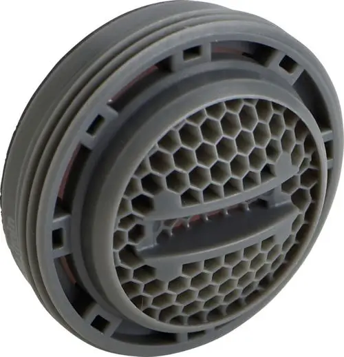 Strahlregler mit hexagonaler Struktur und einem runden Gehäuse, geeignet für Wasserauslässe, von der Marke Ideal Standard.